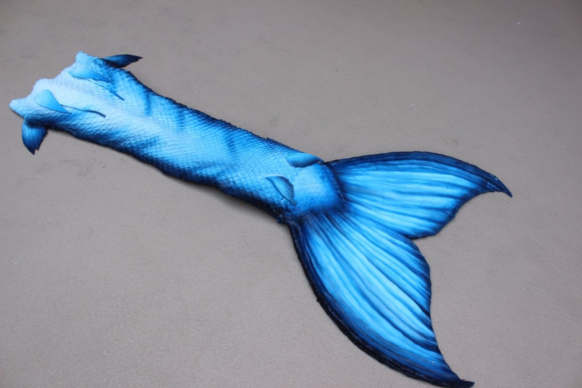 Русалочка с с голубым хвостом