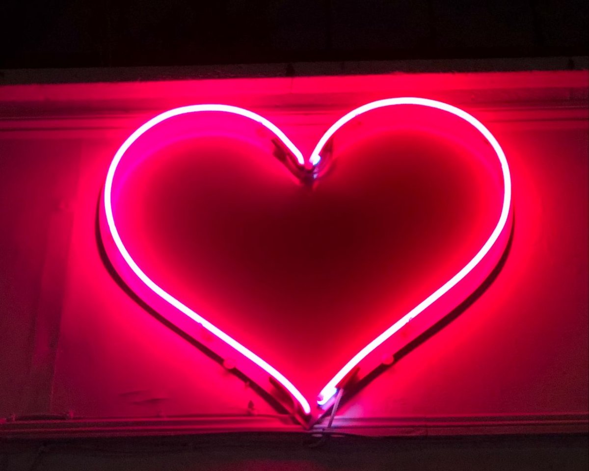 Красное неоновое сердце