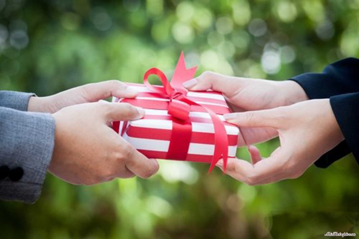 Подарок в руках