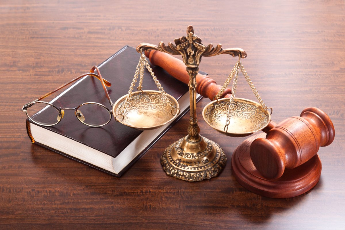 Весы правосудия с деньгами