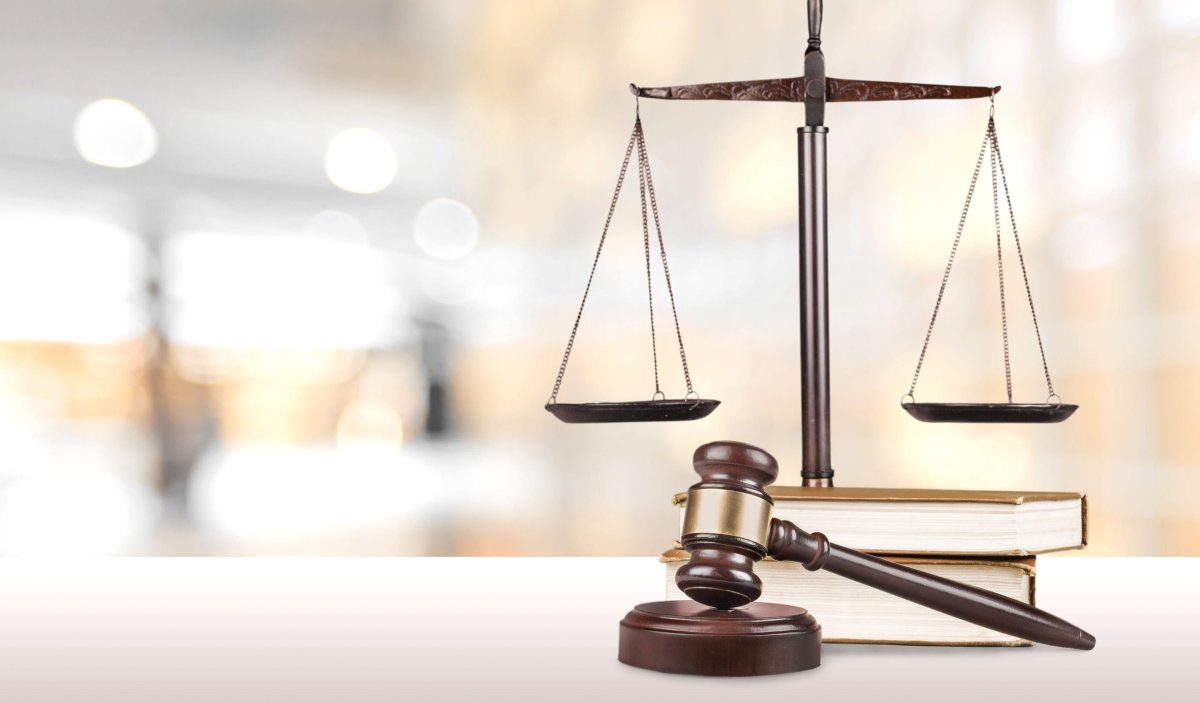 Весы правосудия на белом фоне
