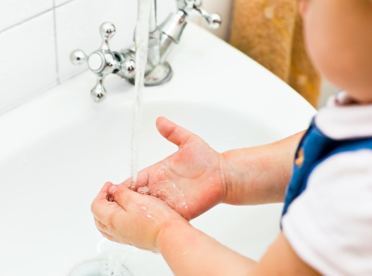 Детские руки под краном