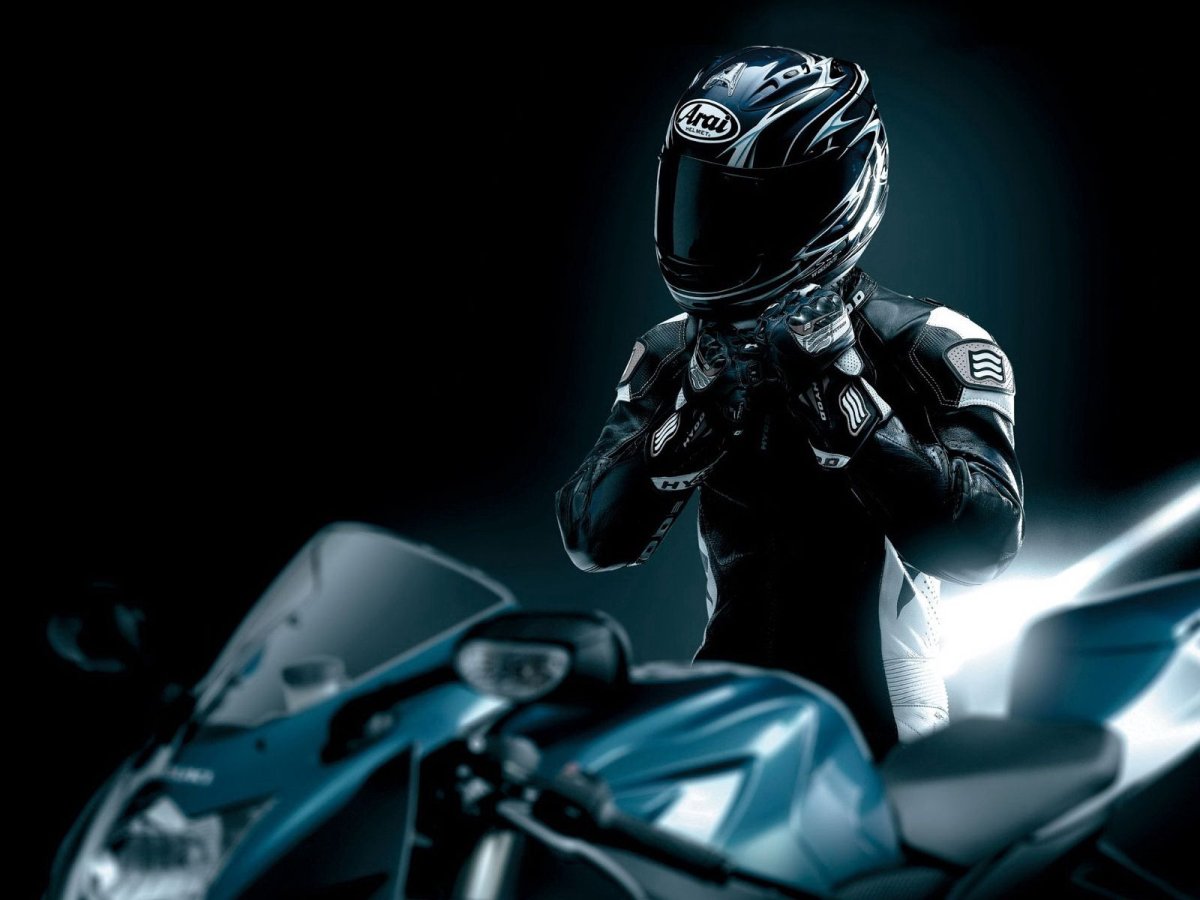 Крутой мотоциклист