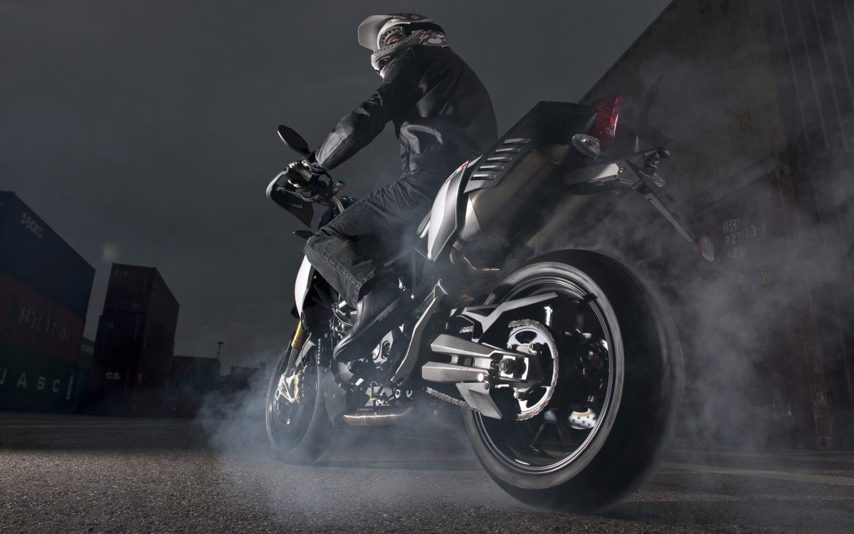 Мотоциклист с девушкой