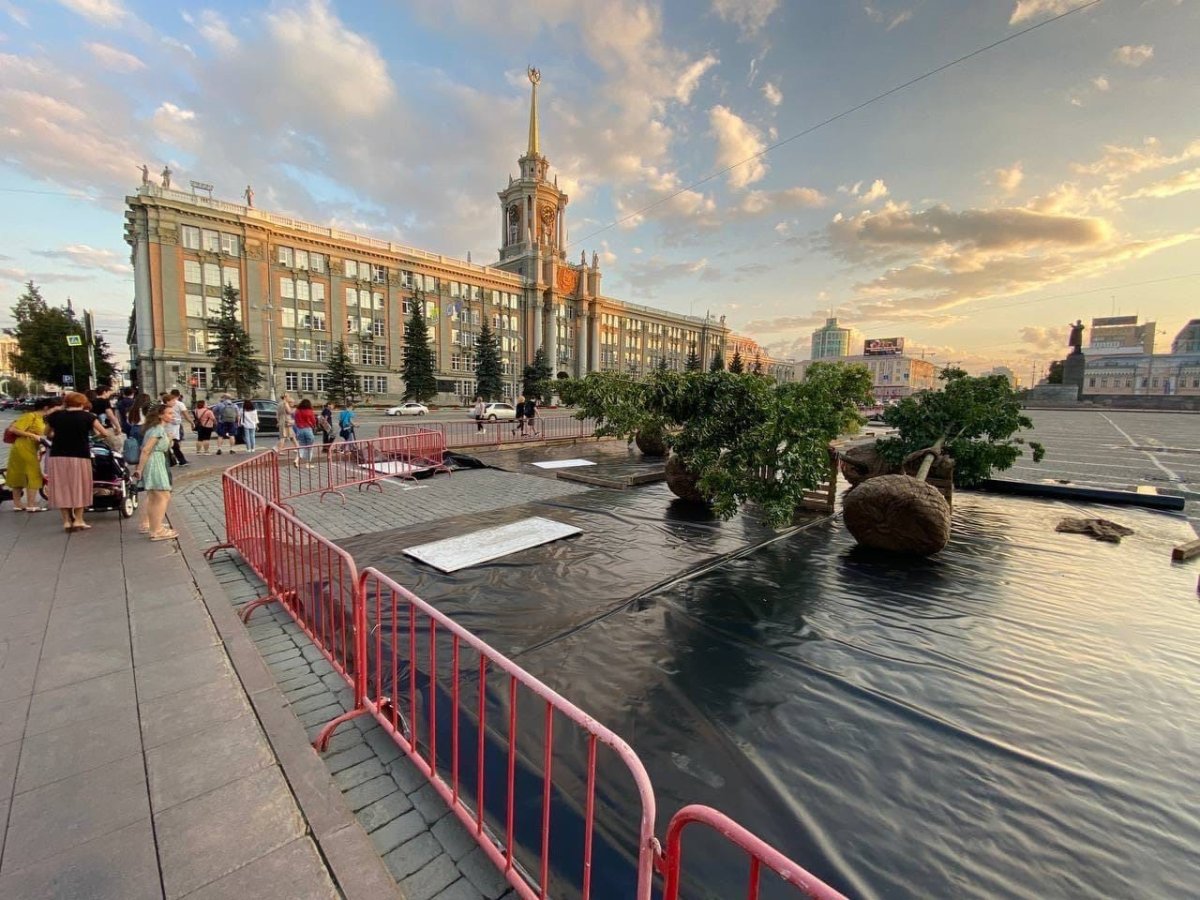 Сад на площади 1905 года Екатеринбург