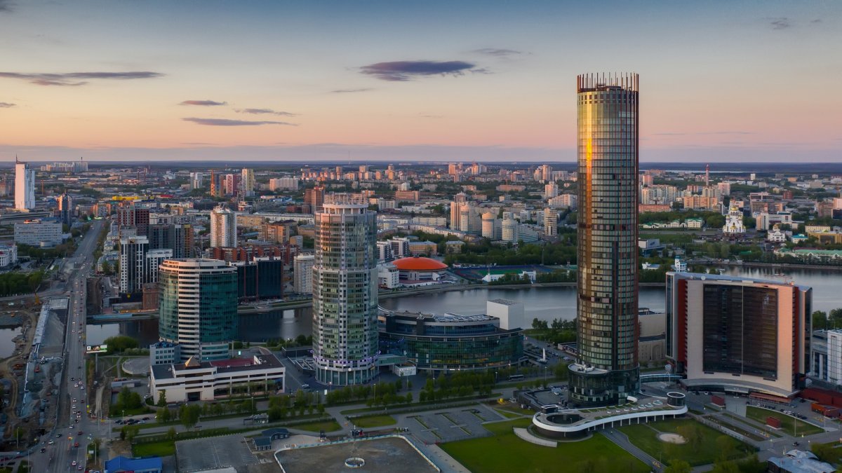 Вид сверху башни Высоцкого города Екатеринбурга