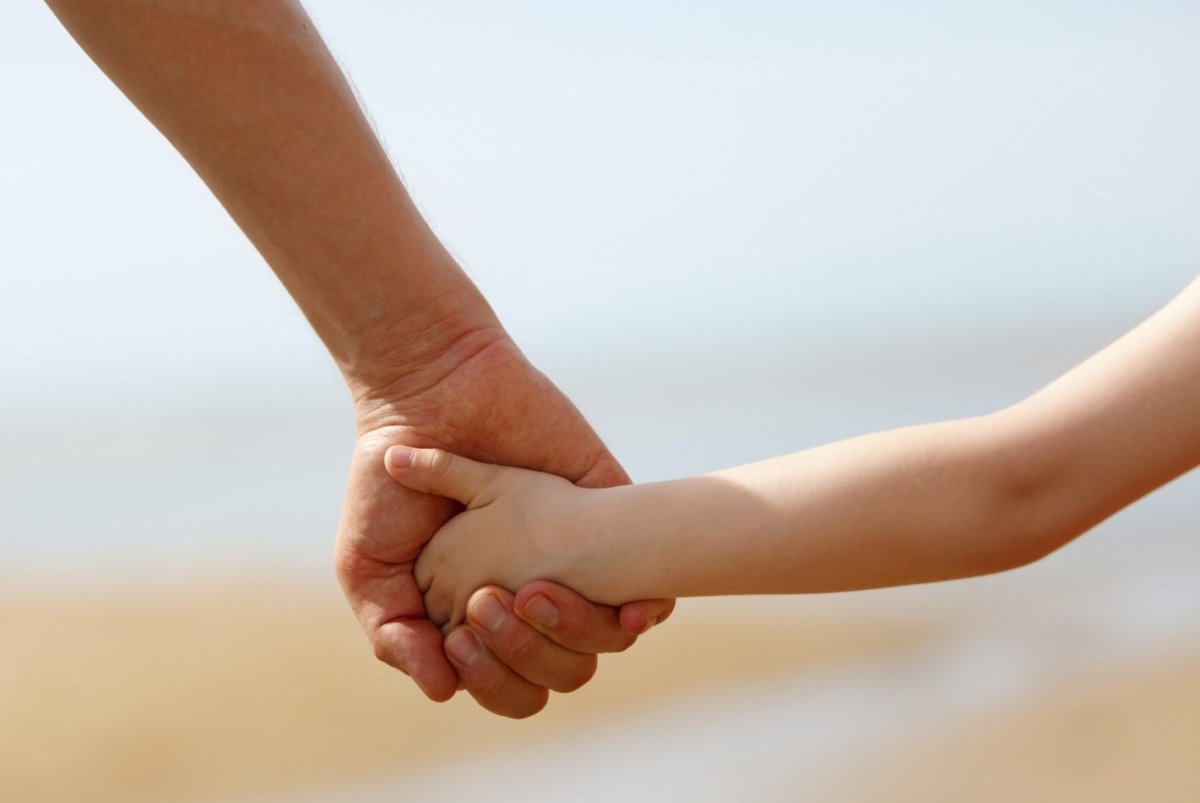 Рука ребенка и взрослого