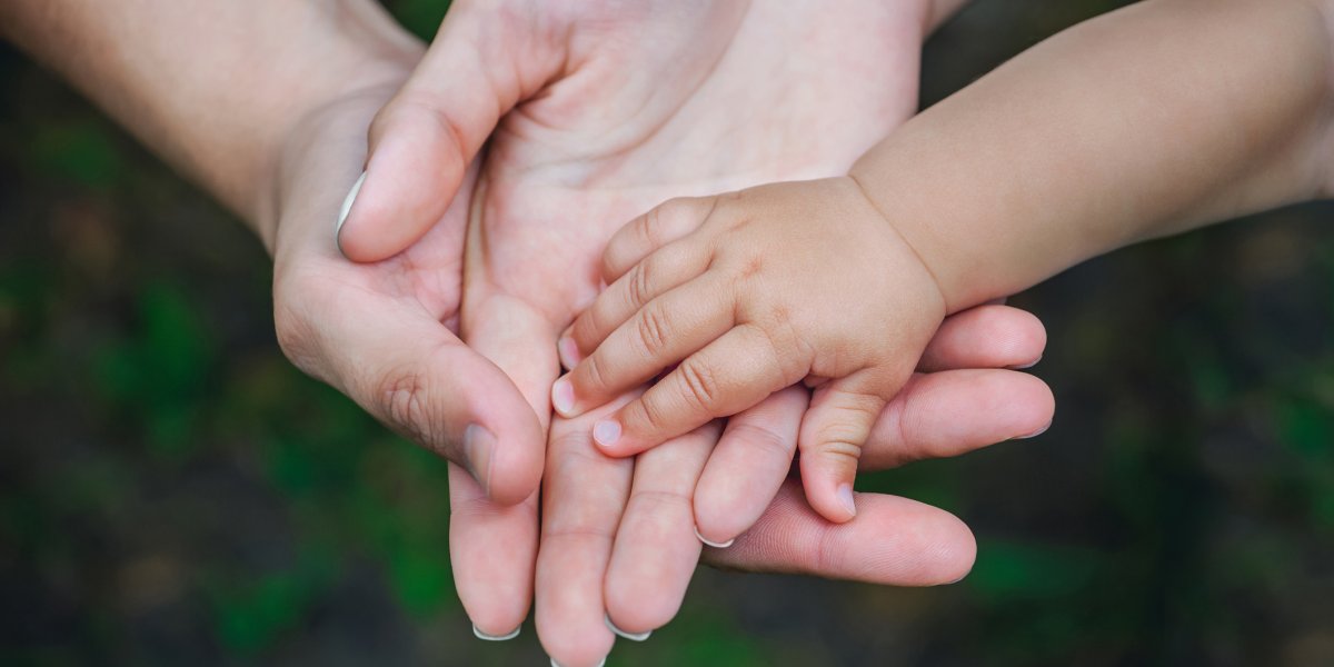 Мама с ребёнком на руках