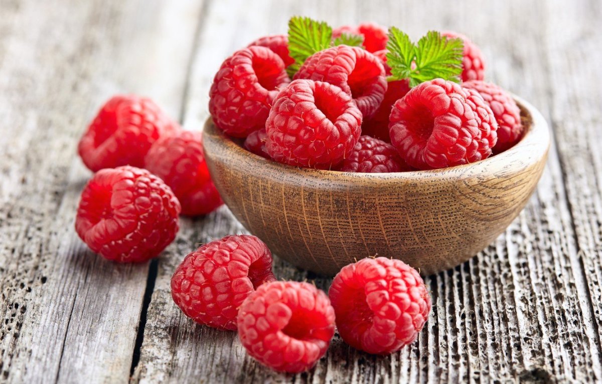 Красивые ягоды малины