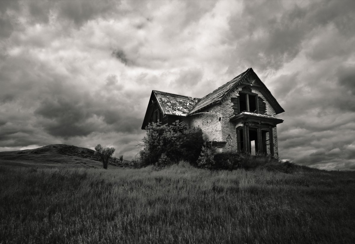 Заброшенный деревенский дом