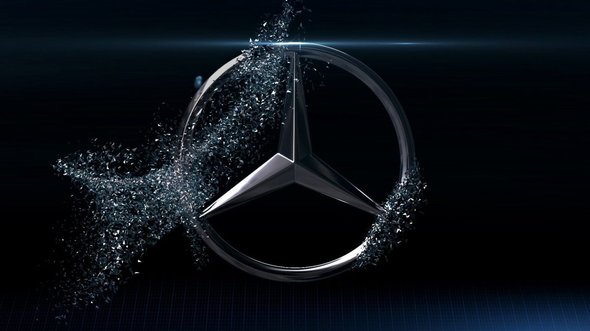 Знак Мерседес на черном фоне