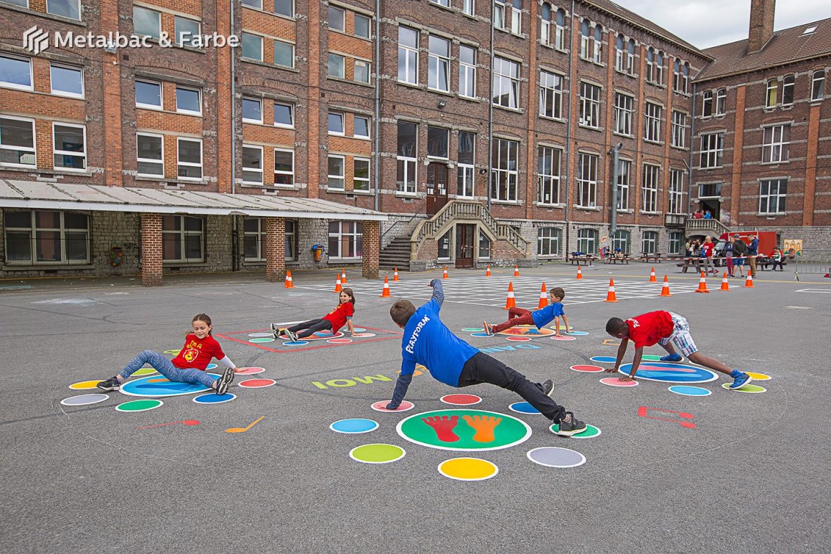 Детская площадка игры на асфальте