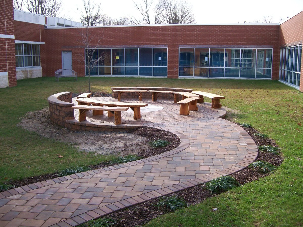 Красивый школьный двор