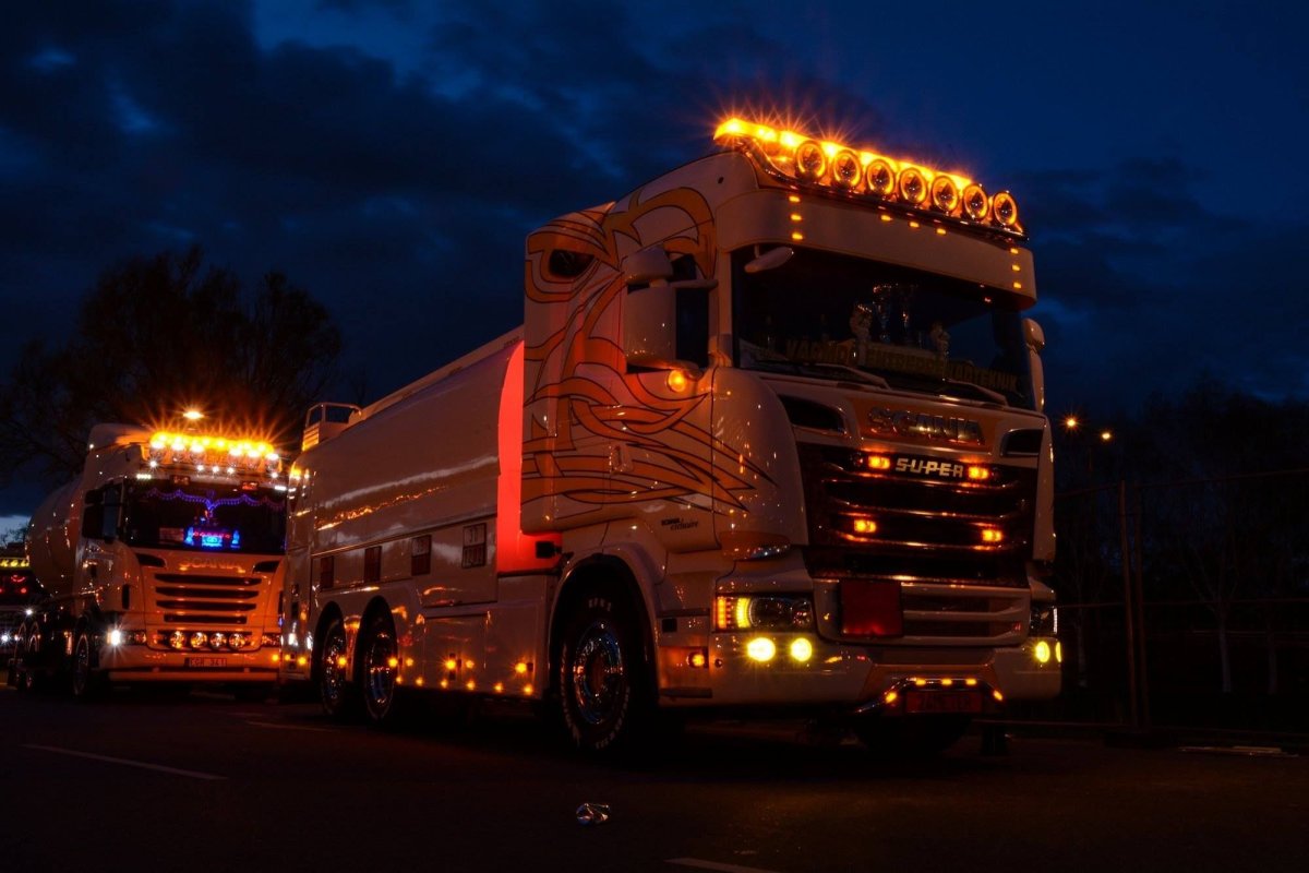 Скания ночью тягач