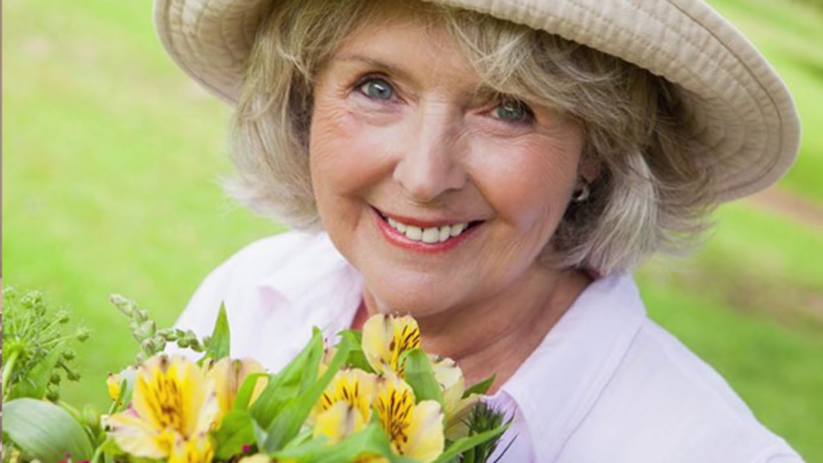 Русская женщина 50 лет улыбается