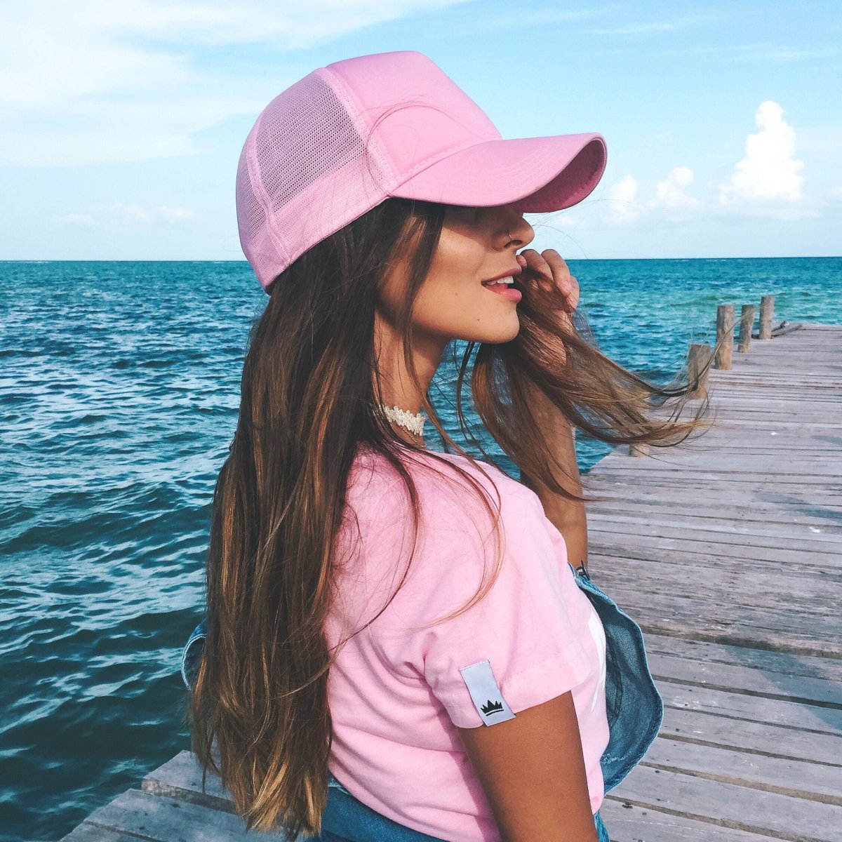 Парижанка и Эйфелева башня