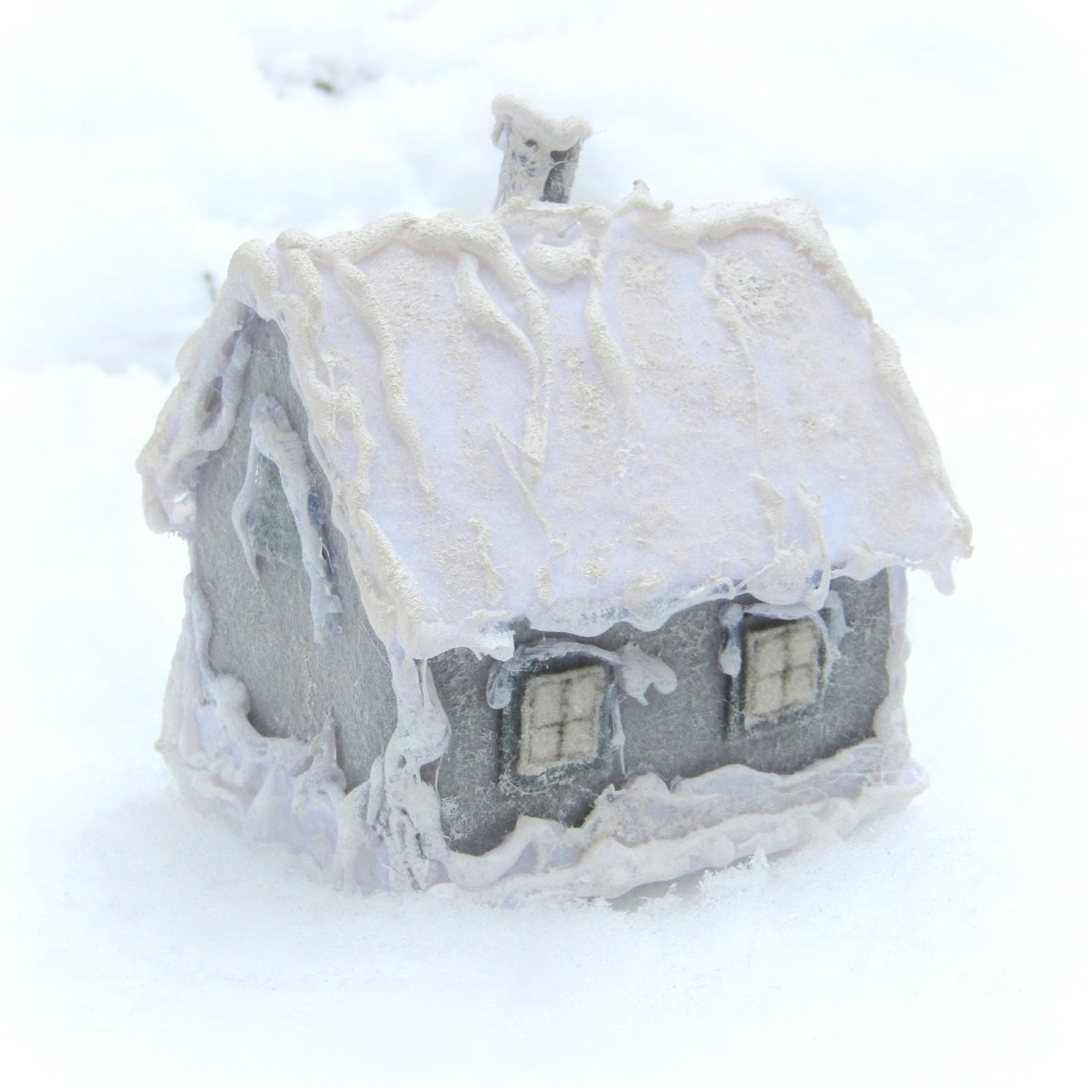 Избушка Деда Мороза в лесу зимой