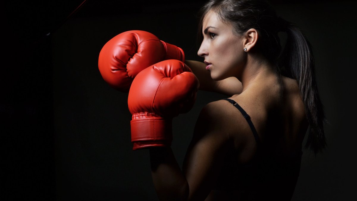 Человек в боксерских перчатках