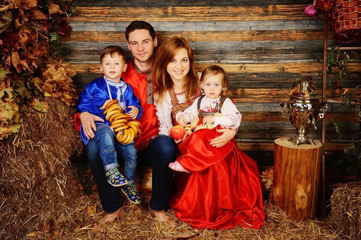 Семейная фотосессия в русском стиле