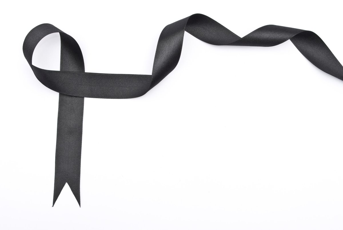 Траурная ленточка на прозрачном фоне