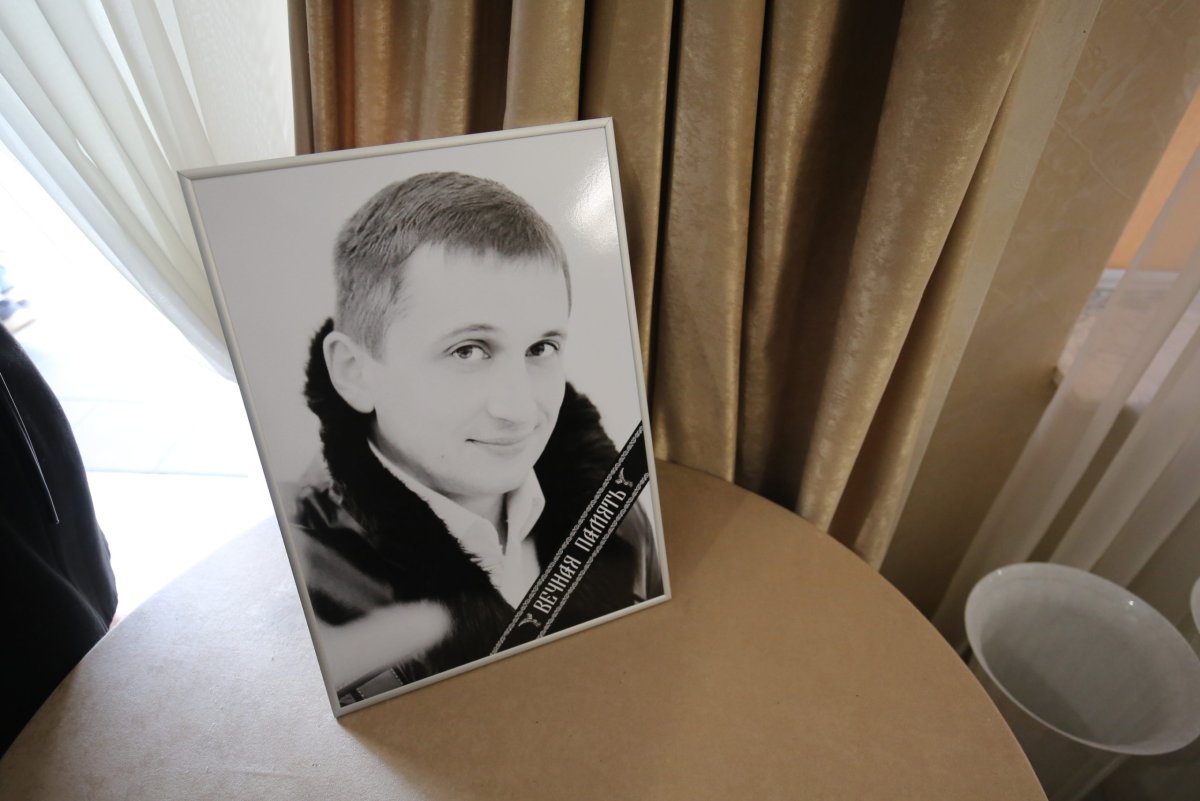 Траурная лента с гвоздиками