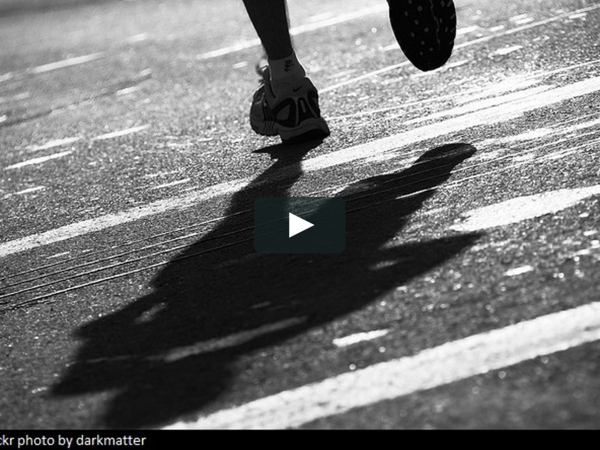 Силуэт бегущей девушки