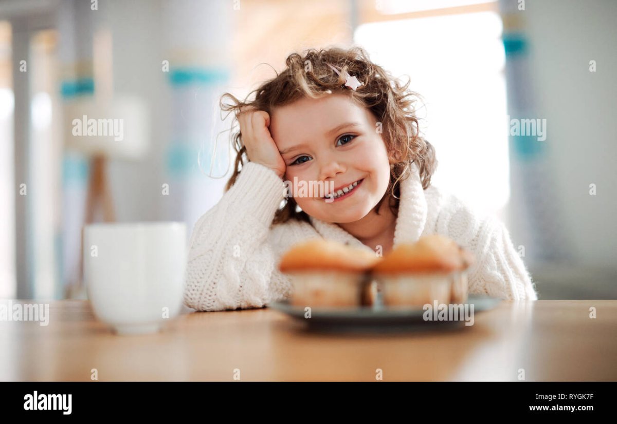 Счастливая девочка за столом