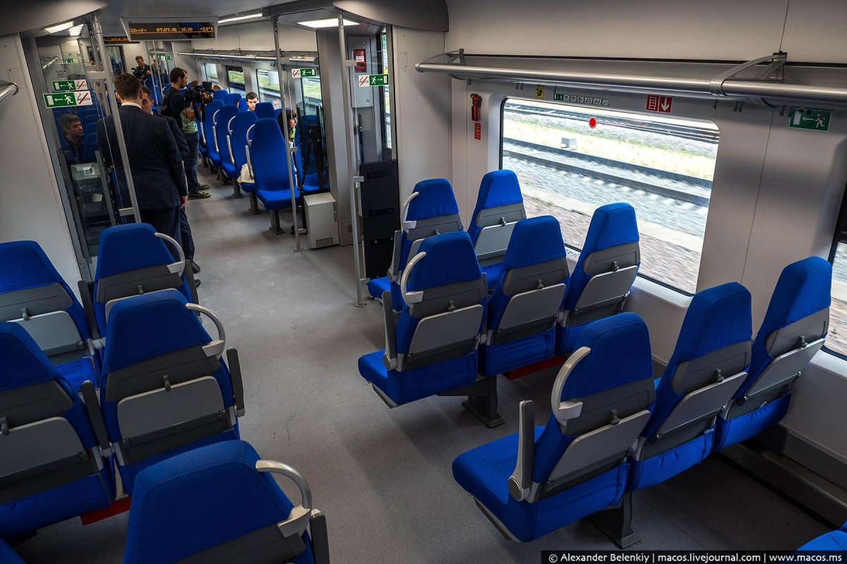 Пассажирский поезд Ласточка