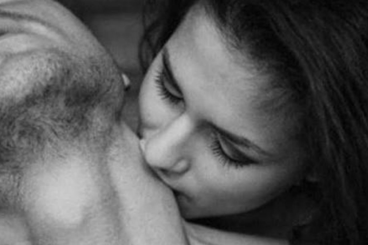 Парень кусает девушку в шею