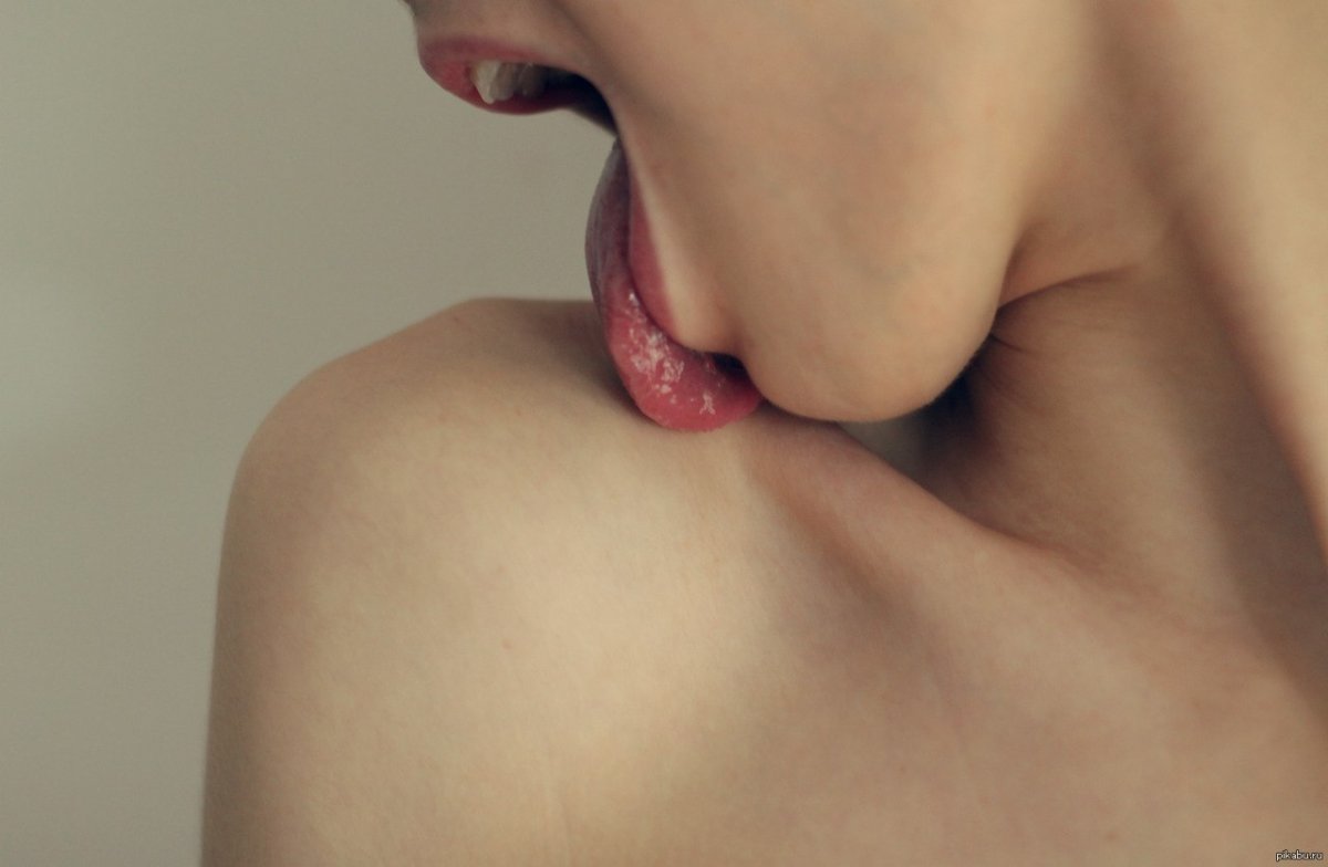 Девушка лижет своё плечо