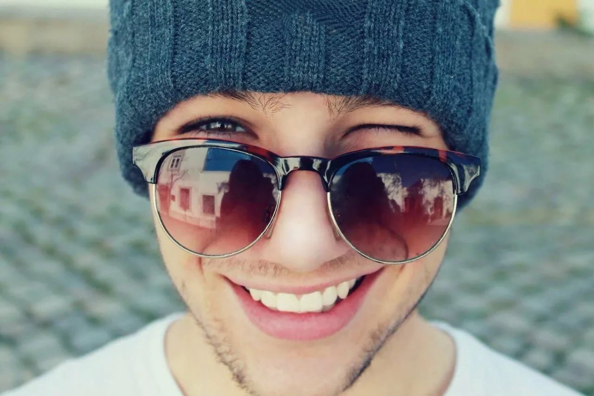 Крутой парень в очках