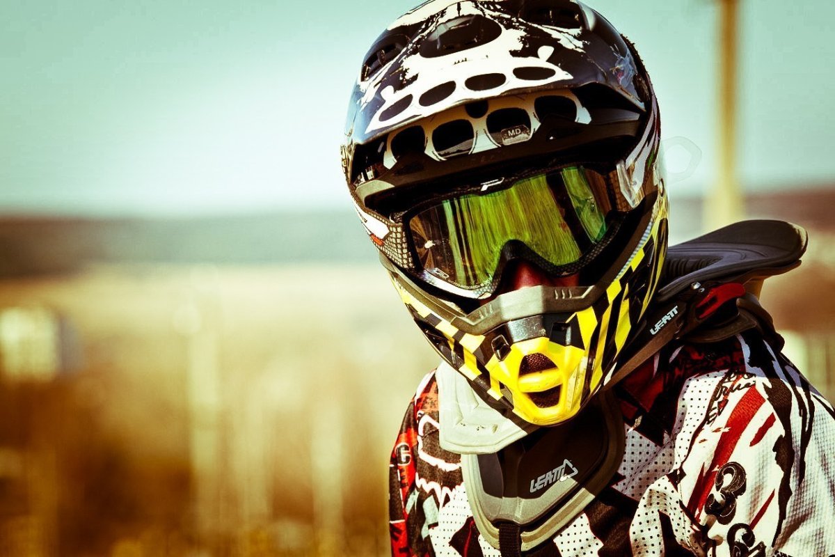 Человек в шлеме