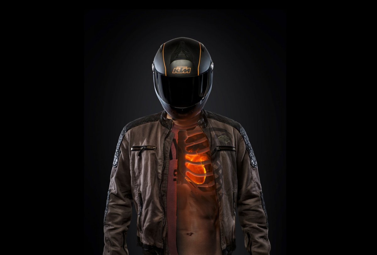 Мотоциклист в шлеме