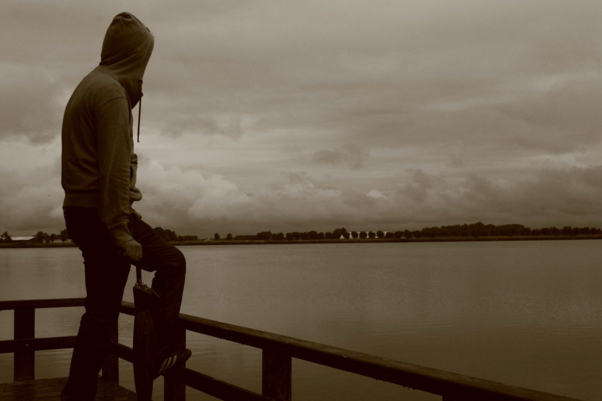 Грустный парень