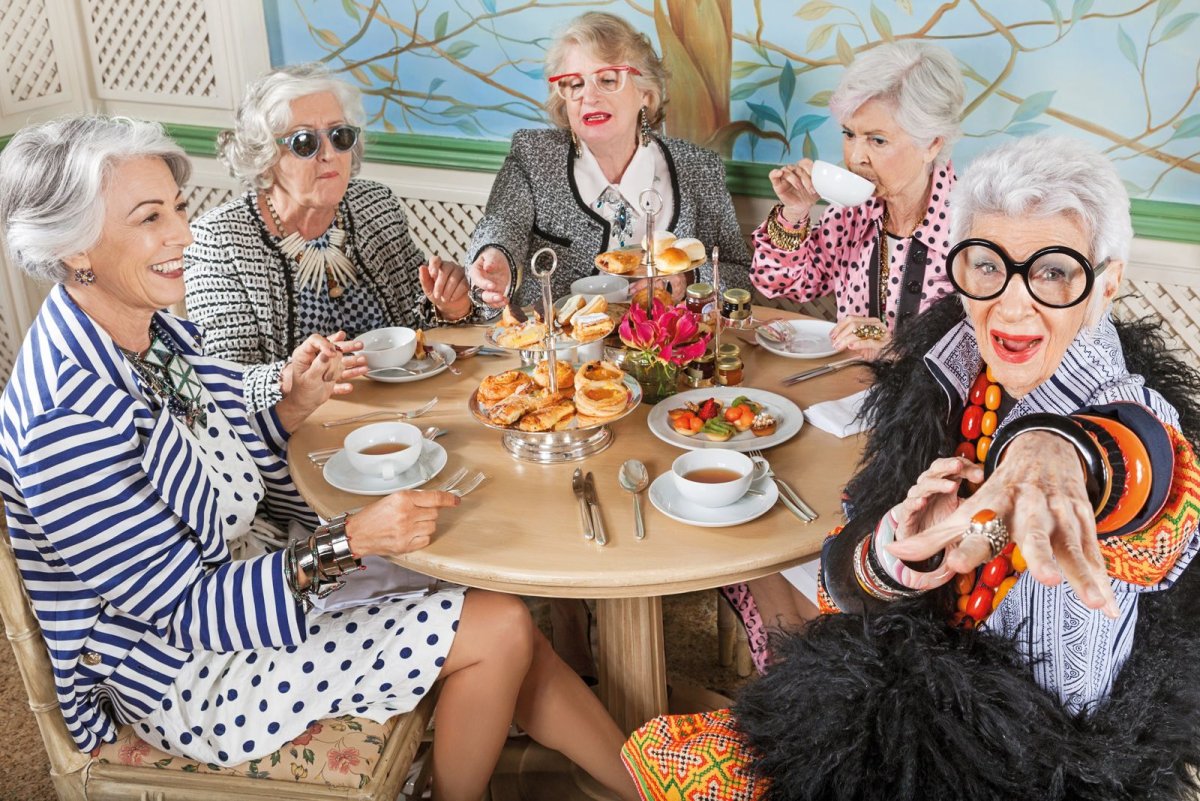 Бабушка за столом