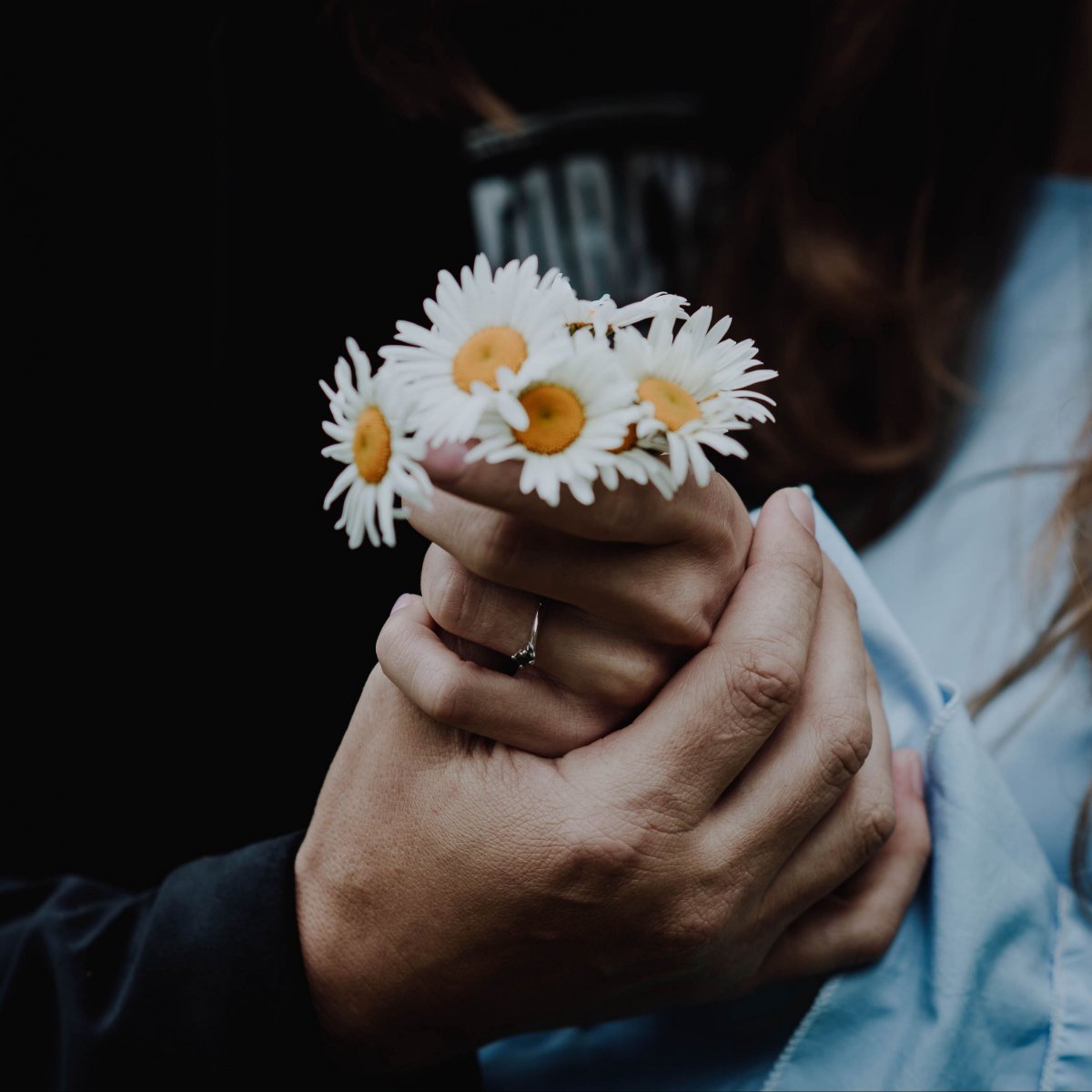 Мужская рука с цветами