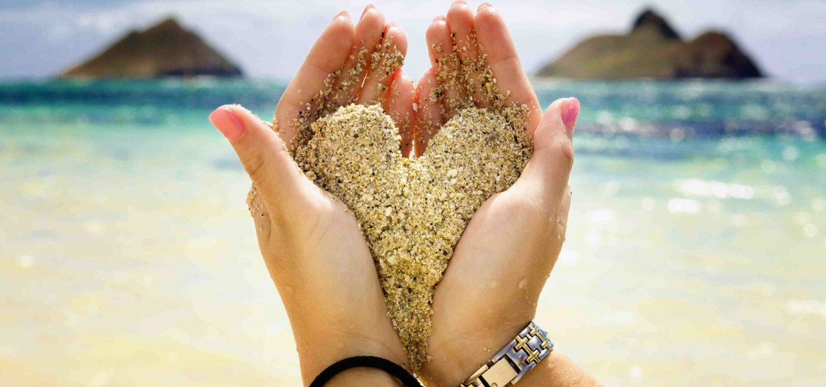 Сердце из песка на море