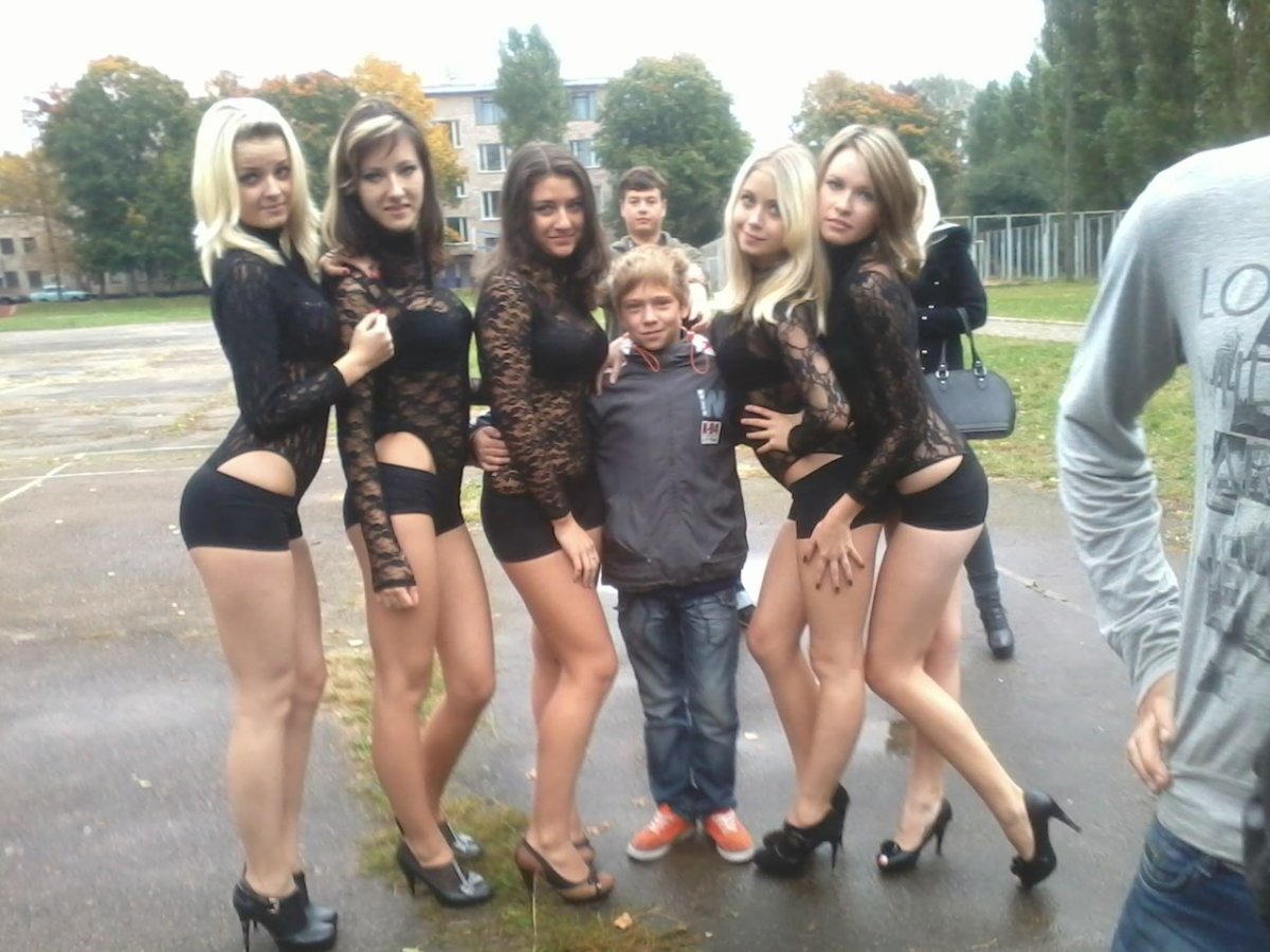 Альфа самец с девушками