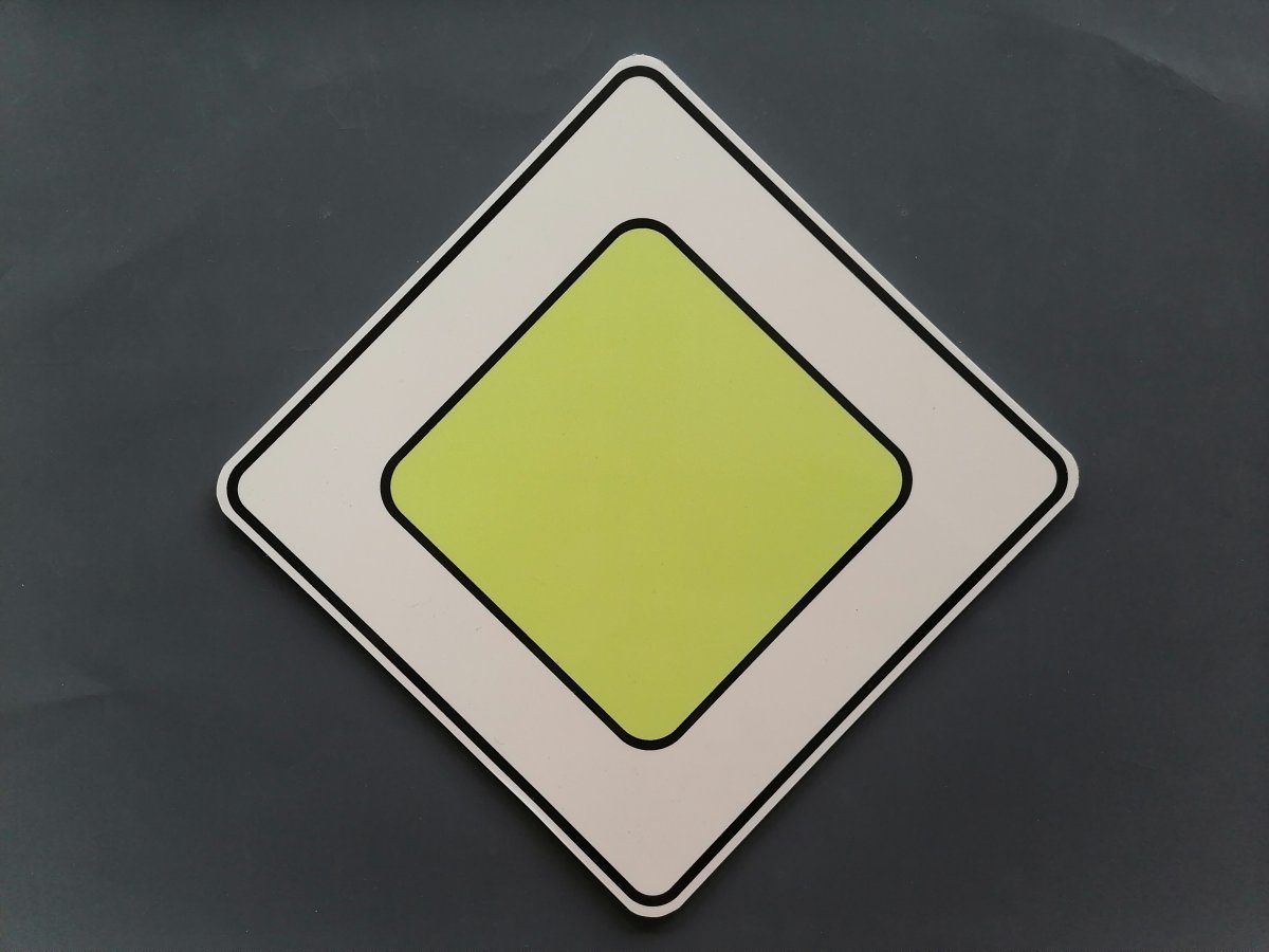 Знак Главная дорога на прозрачном фоне