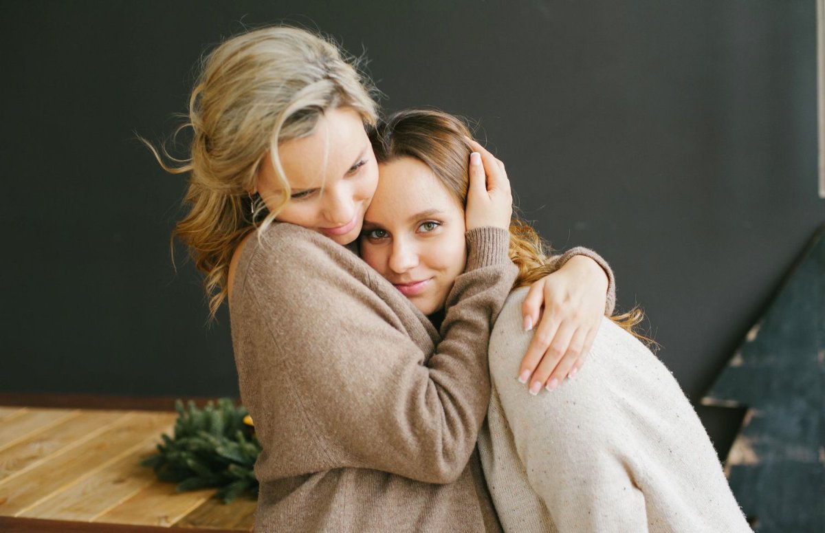 Две девушки обнимаются