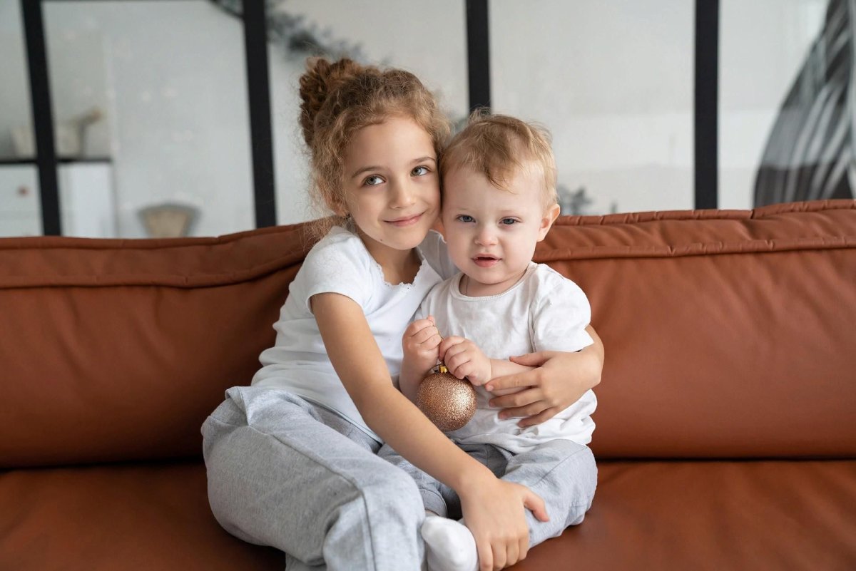 Старшая сестра и братик