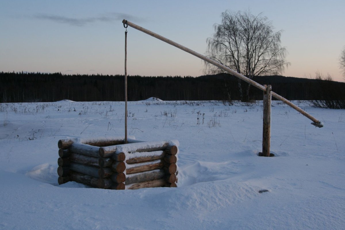 Домик для колодца с журавлем