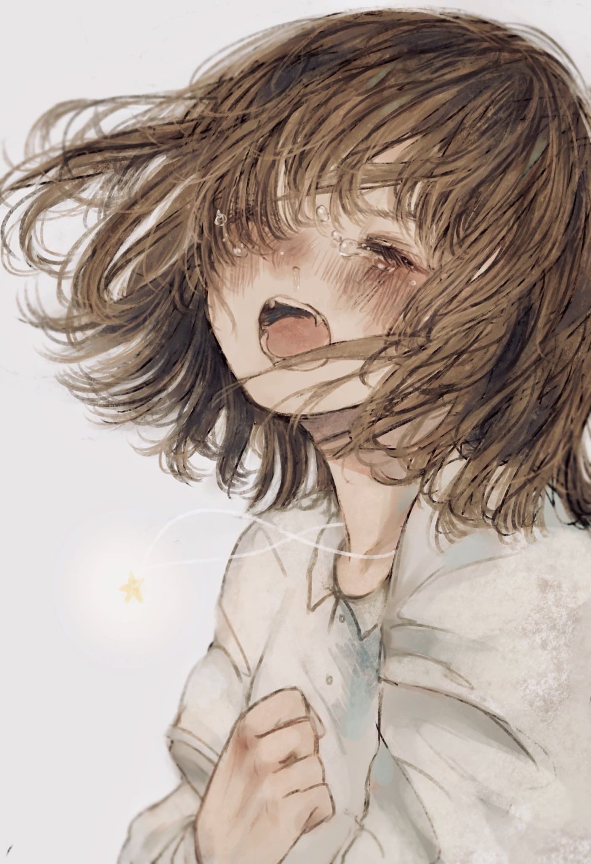 Плачущий ребенок на белом фоне