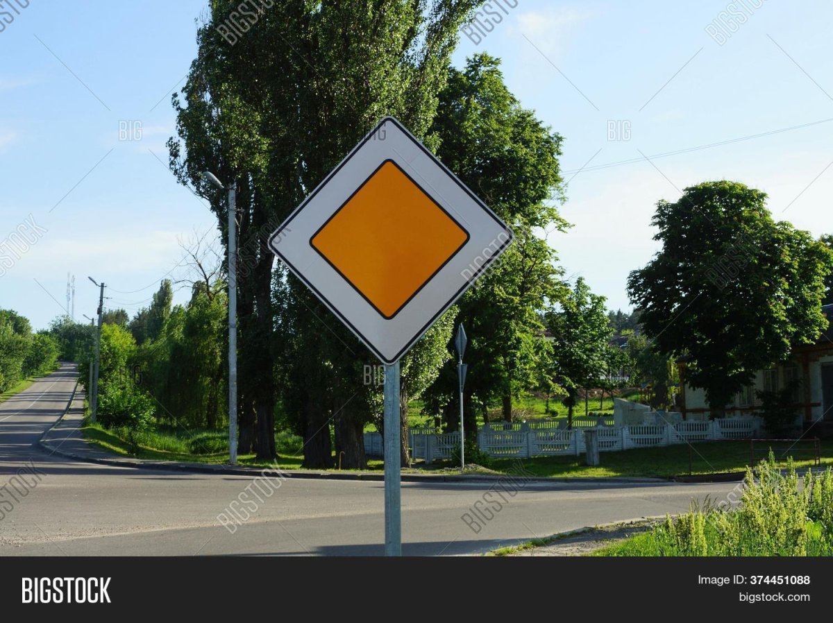 Знак Главная дорога зеленый