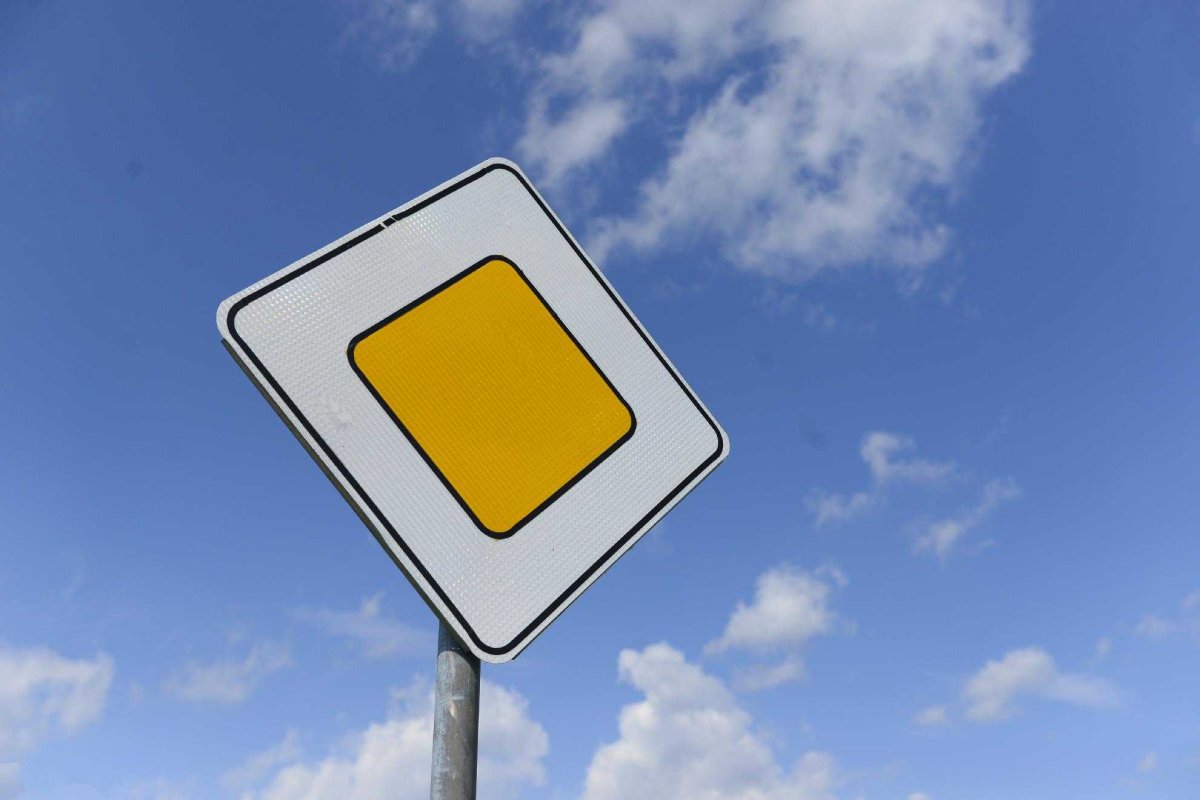 Знак 2.1 Главная дорога