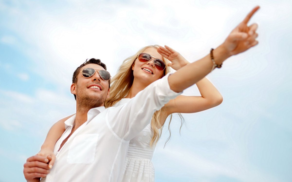 Влюбленная пара на море