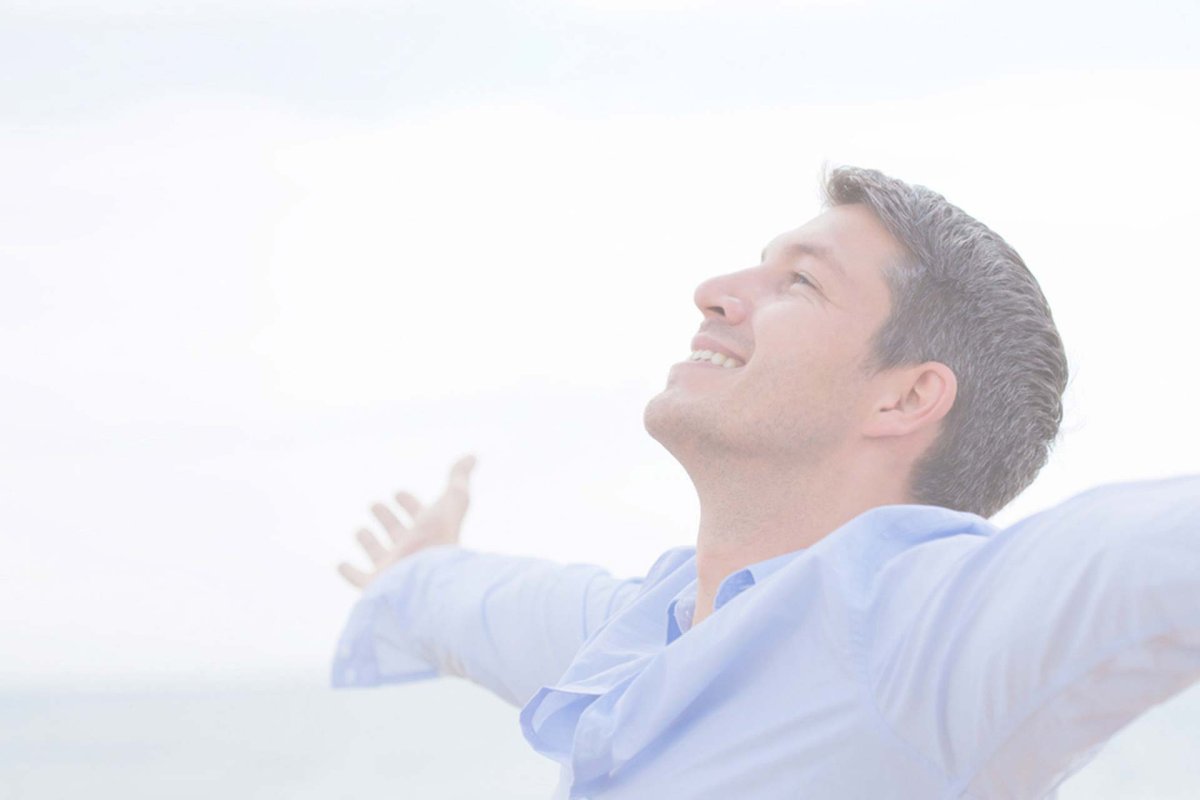 Человек радостный