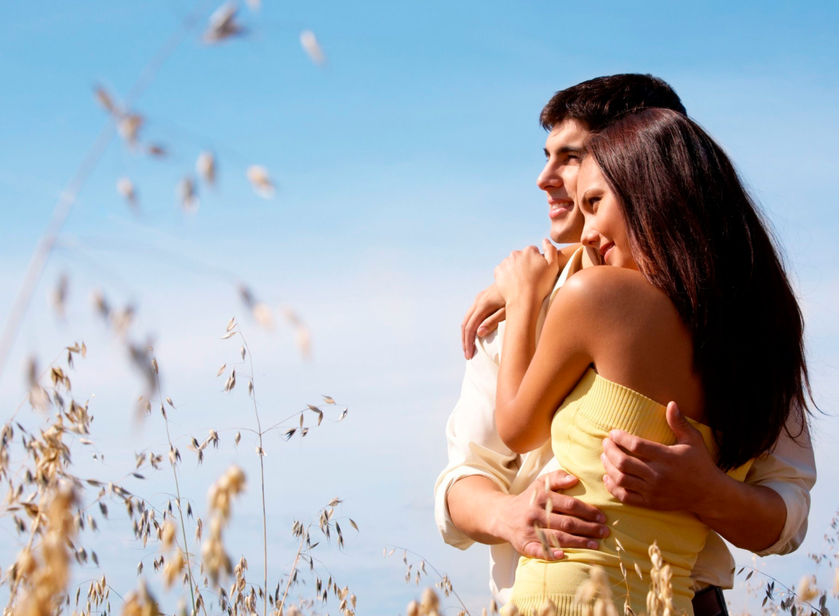 Счастливые парень и девушка