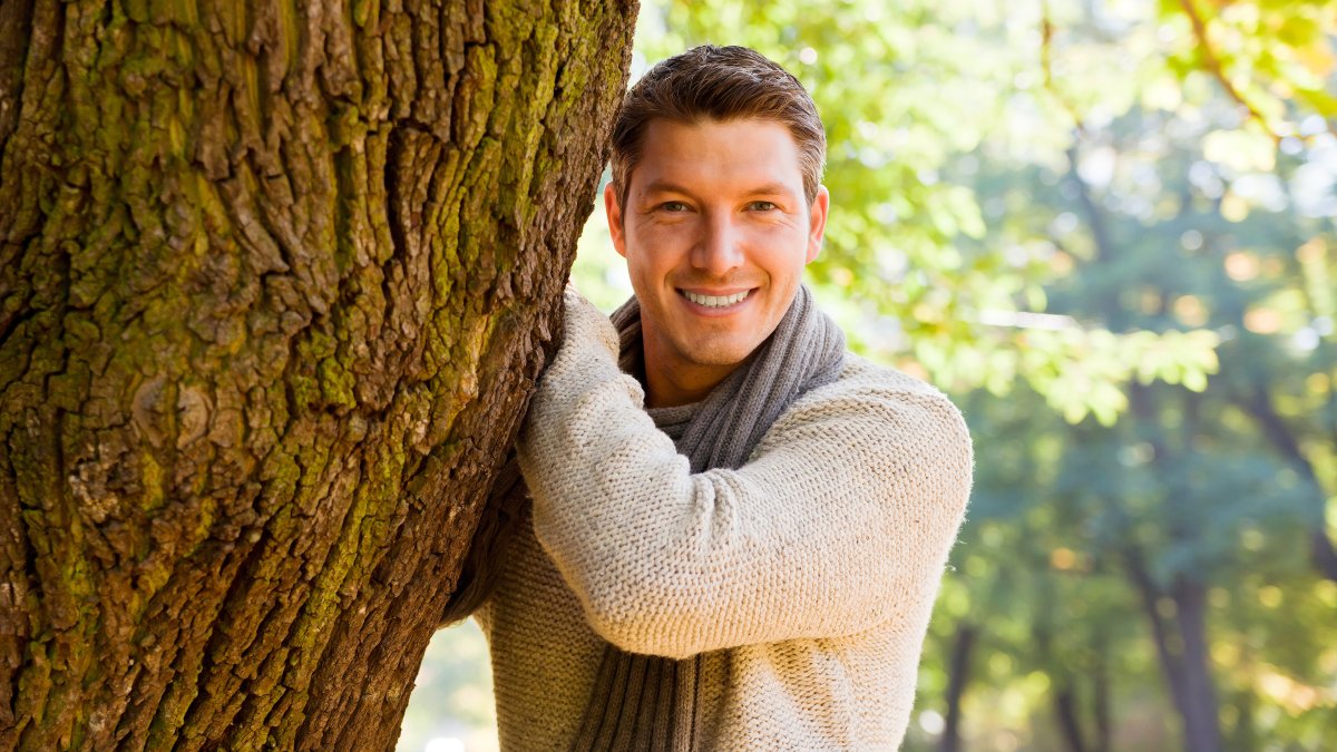 Мужчина обнимает женщину