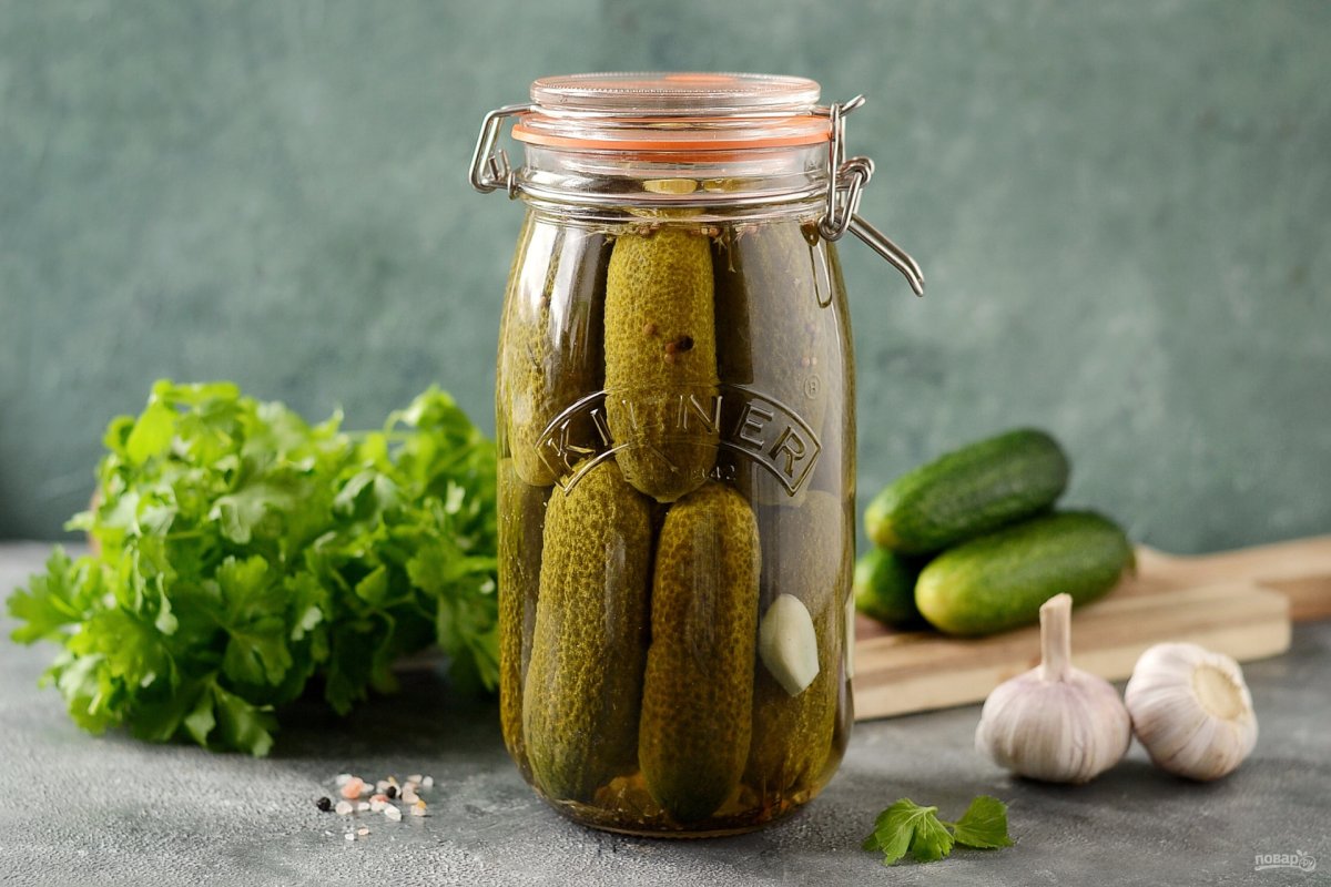 Банка с огурцами